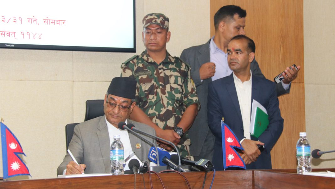 नेपाली कांग्रेसको तर्फबाट गठित नयाँ सरकारमा नेकपा (एमाले) का अध्यक्ष केपी शर्मा ओलीको नेतृत्वमा गृहमन्त्री बनेका रमेश लेखकले सिमलताल बस दुर्घटनाको गहन अध्ययन गर्न कार्यदल गठन गरेका छन्। सोमबार गृहमन्त्रीको पदभार सम्हाल्दै लेखकले सहसचिव छवि रिजालको नेतृत्वमा कार्यदल बनाउने निर्णयमा हस्ताक्षर गरे। यस कार्यदलमा सुरक्षा निकायका तीन जना सदस्य, भौतिक मन्त्रालयका एक जना सदस्य, र सहसचिव रिजाल सहित पाँच जना रहेका छन्। कार्यदललाई १० दिनभित्र अध्ययन प्रतिवेदन पेश गर्न समय दिइएको छ। गत शुक्रबार बिहान करिब ३:३० बजे नारायणगढ-मुग्लिन सडकखण्डअन्तर्गत सिमलतालमा खसेको पहिरोले दुईवटा बसलाई त्रिशूली नदीमा खसालेको थियो। सोही दिनदेखि बसमा सवार करिब ६५ जना यात्रुहरूको खोजी कार्य जारी छ। हालसम्म ११ जनाको शव फेला परेको छ भने अन्य यात्रु र बसहरूको खोजी कार्य अझै जारी छ।